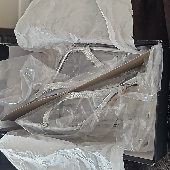 NINE WEST SILVER METALLIC SANDALS - Picture 6 of 7